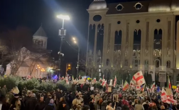 პარლამენტთან საპროტესტო აქცია მიმდინარეობს