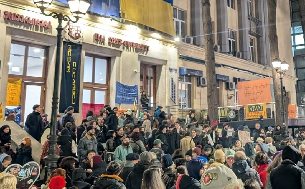 „ვიცავთ ილიაუნის“  - ილიას სახელმწიფო უნივერსიტეტთან საპროტესტო აქცია მიმდინარეობს