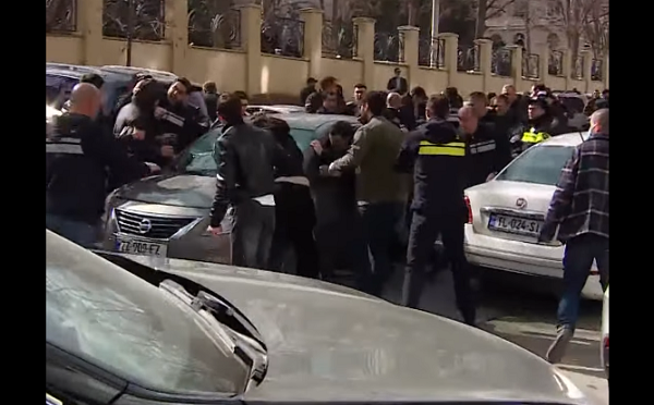 საქალაქო სასამართლოს ეზოში მოკლული ლევან ჯანგველაძისა და მიქაძეების მხარდამჭერები ერთმანეთს დაუპირისპირდნენ