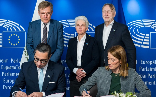 ევროპარლამენტის პრეზიდენტმა უკრაინისთვის 90 მილიარდი ევროს ოდენობის სესხის გამოყოფის შესახებ შეთანხმებას ხელი მოაწერა