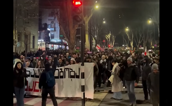 ილიას სახელმწიფო უნივერსიტეტთან შეკრებილი სტუდენტები მარშით რუსთაველის გამზირისკენ მიემართებიან