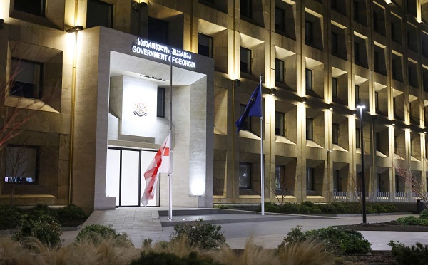 საბჭოთა ოკუპაციის დღესთან დაკავშირებით ადმინისტრაციულ შენობებზე სახელმწიფო დროშები დაეშვა