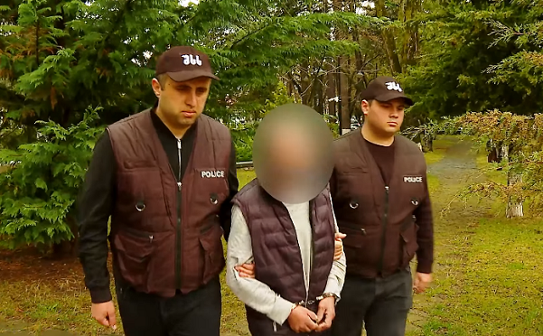 სიცოცხლის მოსპობით დაემუქრა, ფიზიკურად იძალადა და გააუპატიურა - დუშეთში 1 პირი დააკავეს