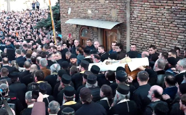 ილია მეორე საპატრიარქოდან გამოასვენეს, მიმდინარეობს მსვლელობა სამების საკათედრო ტაძრისკენ, სადაც პატრიარქს დაასვენებენ