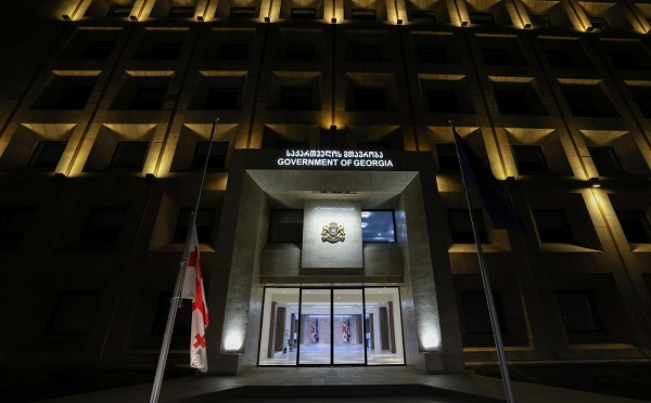 საქართველოს მთავრობის ადმინისტრაციის შენობაზე სახელმწიფო დროშა დაეშვა