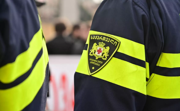 ყაჩაღობის ფაქტზე დააკავეს პოლიციელი, რომელიც ბათუმში, სასურსათო მაღაზიაში საკანცელარიო დანის გამოყენებით თავს დაესხა მენეჯერს და 2915 ლარი გაიტაცა