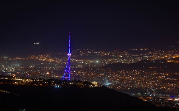 თბილისის სატელევიზიო ანძა ლურჯად განათდა
