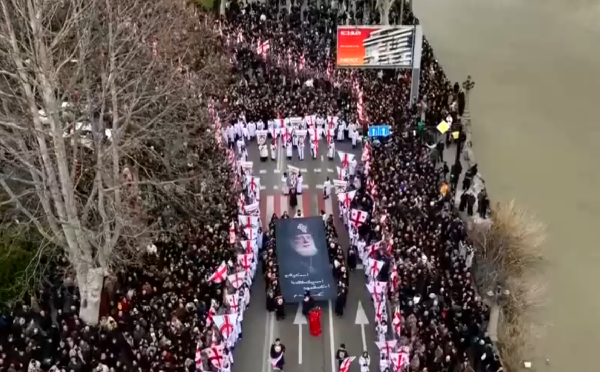 კათოლიკოს-პატრიარქის ილია მეორის სამგლოვიარო პროცესია სიონისკენ მიემართება