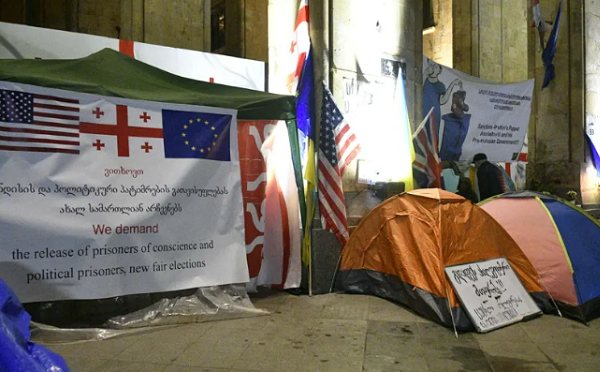 პარლამენტის წინ, კარავში ხანძარი გაჩნდა, რასთან დაკავშირებითაც გამოძიება დაიწყო - შსს