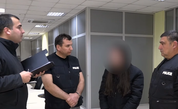 კახეთში ახალგაზრდა კაცს თანხის გამოძალვის მიზნით, პირადი ცხოვრების ამსახველი ფოტო-ვიდეო მასალა სოციალურ ქსელში გაუვრცელეს, რის შემდეგაც მან თავი მოიკლა - დაკავებულია 2 პირი