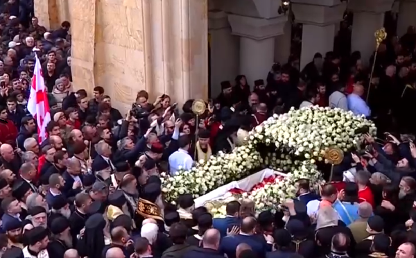 ილია მეორე სამების საკათედრო ტაძრიდან გამოასვენეს