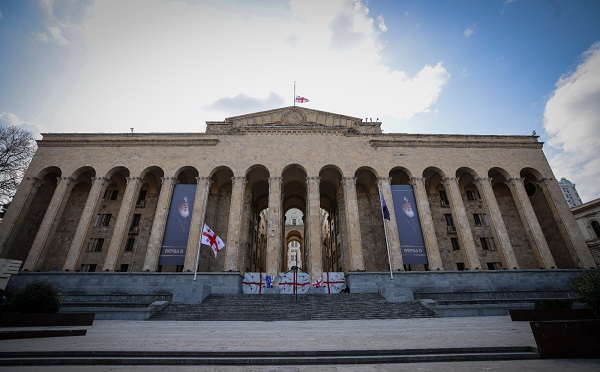 პარლამენტის სასახლეზე საქართველოს კათოლიკოს-პატრიარქის ილია მეორის ბანერი განთავსდა