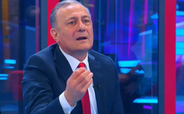 ლუვრში, მონა ლიზა, რომ დააზიანეს, დამნაშავეს ადმინისტრაციულ სახდელი დაადეს, კახი კალაძის ბანერზე წარწერისათვის კი, ელენე ხოშტარიას ორ წლამდე ციხე მიუსაჯეს - შალვა ნათელაშვილი