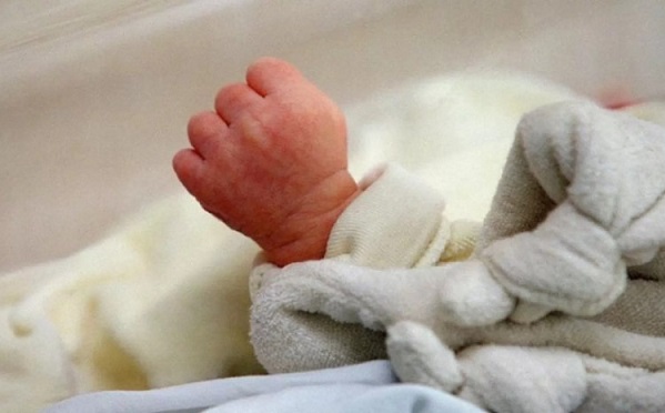 ახალშობილი, რომელსაც ბათუმის კლინიკში დედამ მძიმე დაზიანებები მიაყენა, გარდაიცვალა