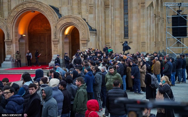 სამების ტაძარში წირვის დროს დატოვებული იქნება კორიდორი, სადაც უწყვეტად შეეძლება მრევლს შესვლა და პატივის მიგება პატრიარქისთვის