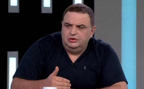 თბილისის საქალაქო სასმართლოში, მაგისტრანტი მოსამართლის წინაშე გუბაზ სანიკიძე იკითხება