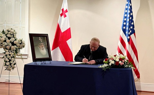 აშშ-ის სახელმწიფო დეპარტამენტის წარმომადგენლებმა ილია მეორის გარდაცვალებასთან დაკავშირებით აშშ-ში საქართველოს საელჩოში გახსნილ სამძიმრის წიგნში ჩანაწერი გააკეთეს