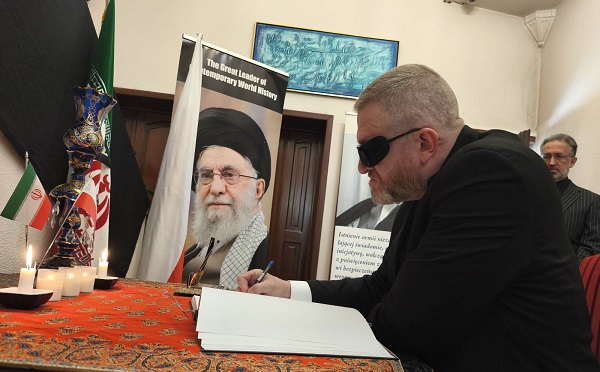 ამერიკა და აშშ-ის პრეზიდენტი არ დაივიწყებენ, ვინ არ არიან მათი მეგობრები - აშშ-ის ელჩი პოლონელ ევროპარლამენტარზე, რომელმაც ირანის საელჩოში სამძიმრის წიგნში ჩანაწერი დატოვა