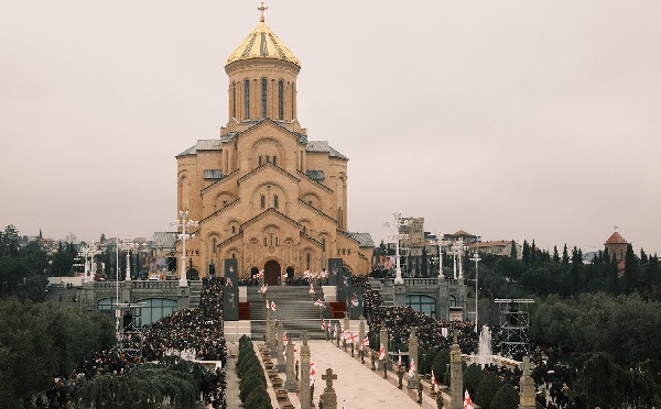 22 მარტს სამებასთან ტერორისტულ აქტებზე 2 ზარი შემოვიდა, ავტორი ამბობდა, რომ იყო შეიარაღებული და დანაღმული ჰქონდა ტაძრის ტერიტორია - არასრულწლოვანს ბრალი წარედგინა