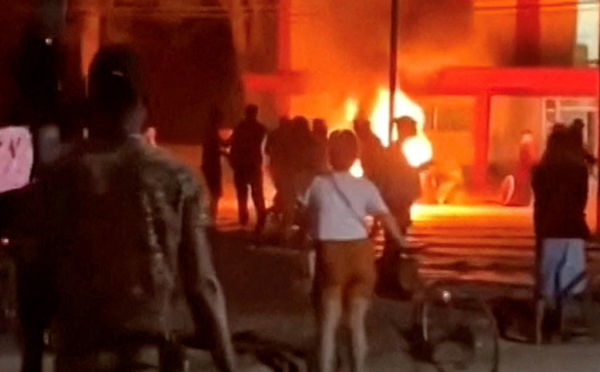 კუბაში დემონსტრანტებმა კომუნისტური პარტიის ოფისი დაარბიეს - BBC