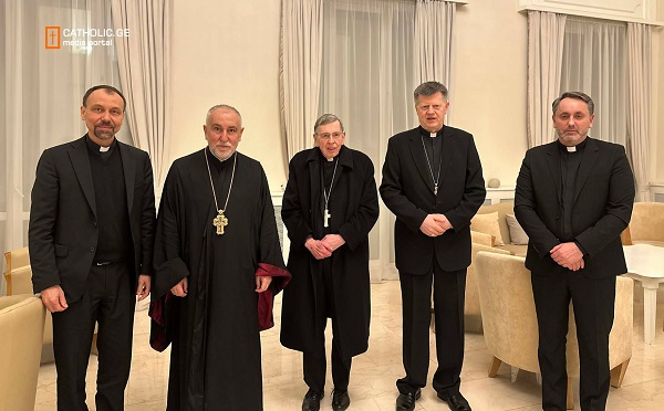 ილია მეორის დაკრძალვაზე დასასწრებად ვატიკანის დელეგაცია ჩამოვიდა