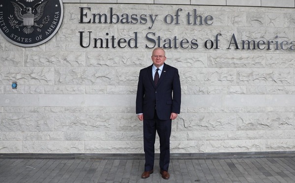 სახელმწიფო დეპარტამენტის წარმომადგენელი აშშ-ის საელჩოში ოპოზიციური პარტიების წარმომადგენლებს ხვდება