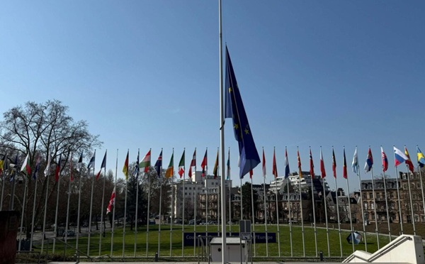 პატრიარქის ხსოვნისადმი პატივისცემის ნიშნად, სტრასბურგში, ევროპის სასახლესთან დროშები დაუშვეს