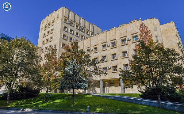 ორმა პირმა მეუღლის თანდასწრებით ადამიანი მოკლა - პროკურატურამ მათ ბრალდება დაუსწრებლად წარუდგინა