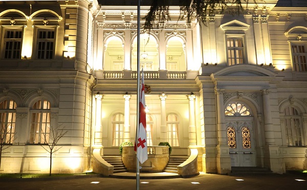 გლოვის დღეებთან დაკავშირებით საქართველოს პრეზიდენტის სასახლეზე სახელმწიფო დროშა დაეშვა