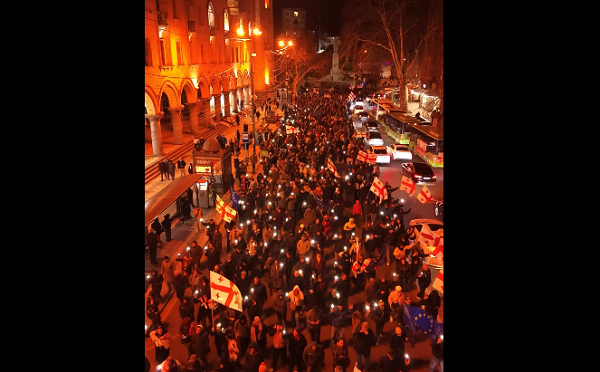 „ძალა ერთობაშია“ -  პარლამენტისკენ საპროტესტო მარში იმართება