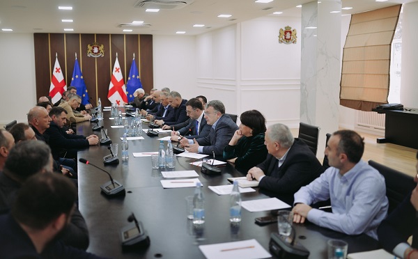 დავით სონღულაშვილი ატმისა და ვაშლატამას მწარმოებელ ფერმერებს და ექსპორტიორებს შეხვდა