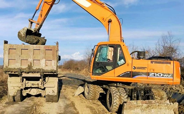 სოფელ ანაგაში კოლექტორის გაწმენდითი სამუშაოები მიმდინარეობს