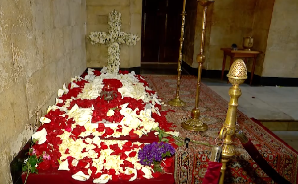 მოქალაქეები სიონის ტაძარში დილიდან მიდიან