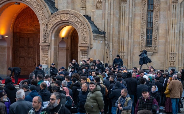 სამების ტაძარში მოქალაქეებს ეტაპობრივად უშვებენ