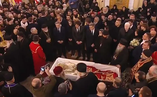 პატრიარქის სამოქალაქო პანაშვიდზე იმყოფებიან აღმასრულებელი და საკანონმდებლო ხელისუფლების წარმომადგენლები, ტაძარში ასევე მივიდა ბიძინა ივანიშვილი