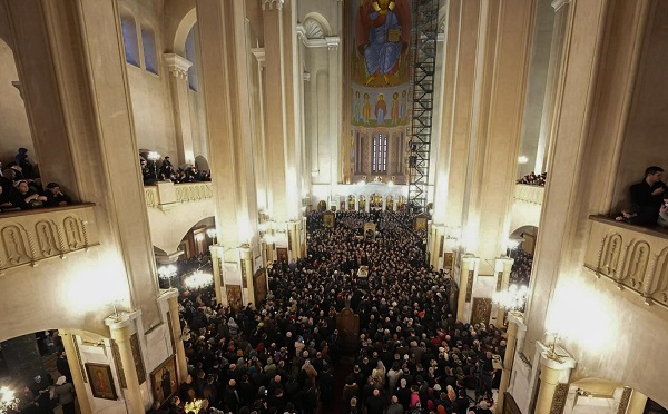 სამების ტაძარში ილია მეორის სამოქალაქო პანაშვიდი გრძელდება