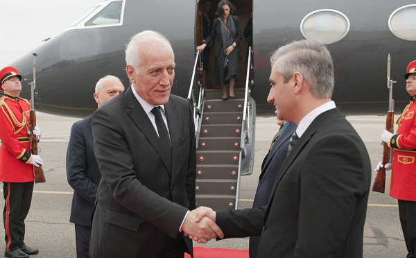 ილია მეორის დაკრძალვაზე დასასწრებად თბილისში სომხეთის პრეზიდენტი ვაჰაგნ ხაჩატურიანი ჩამოვიდა