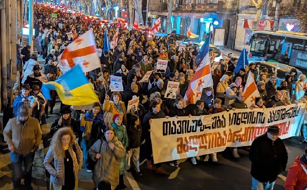 „თავისუფლება სინდისის პატიმრებს - მადლობა ბრძოლისთვის“ - ფილარმონიიდან პარლამენტისკენ მსვლელობა იმართება