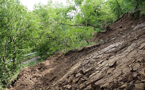 ქვისცვენის გამო, კალა-უშგულის მონაკვეთზე ავტოტრანსპორტის მოძრაობა აკრძალულია