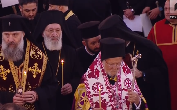 სამების ტაძარში ილია II-ის წესის აგების მსახურება მიმდინარეობს, რომელსაც მსოფლიო პატრიარქი ბართლომეოს I აღასრულებს