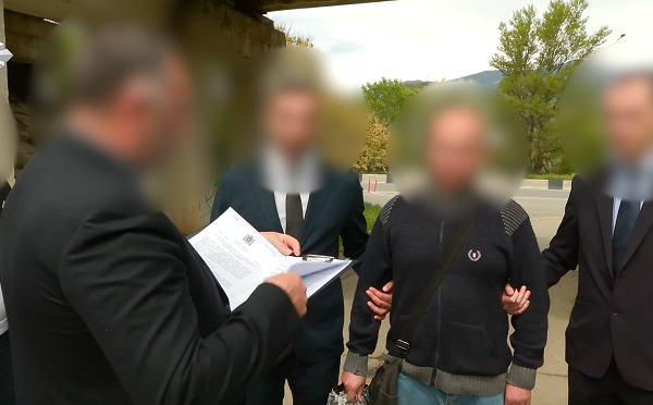 ჯაშუშობისა და უცხო ქვეყნის სპეცსამსახურის თანამშრომლების დავალებით ინფორმაციის გადაცემის ბრალდებით დაკავებულია საქართველოს ერთი მოქალაქე, დანაშაულში ასევე მხილებულია ორი პირი - სუს-ი