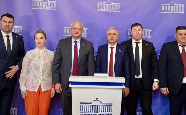 მოლდოვის ყოფილმა პრეზიდენტმა, დეპუტატმა იგორ დოდონმა, მოლდოვის პარლამენტის წევრებთან ერთად საქართველოს პარლამენტში შეხვედრები გამართა