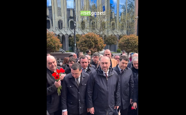 9 აპრილის მემორიალთან მისულ საკრებულოს თავმჯდომარეს, საკრებულოს წევრებსა და მერის მოადგილეებს აქციის მონაწილეები საპროტესტო შეძახილებით დახვდნენ