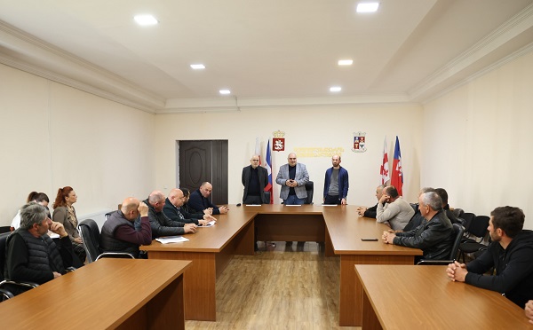 დედოფლისწყაროში ირიგაციის ახალი ტარიფებისა და სარწყავი სეზონის მზადების საკითხებზე საინფორმაციო შეხვედრა გაიმართა