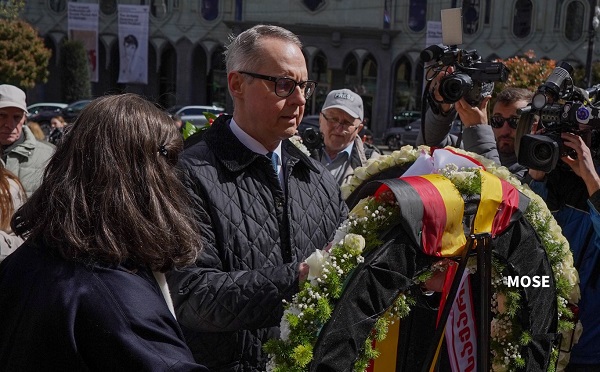 პეტერ ფიშერმა 9 აპრილს დაღუპულთა ხსოვნას პატივი მიაგო