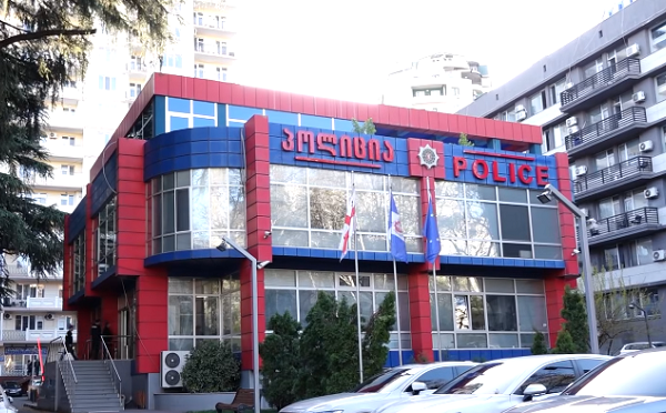 თბილისის პოლიციამ ჯგუფურად ჩადენილი ყაჩაღობის ბრალდებით 2 პირი დააკავა, კიდევ 1 პირს კი ბრალი დაუსწრებლად წარედგინა