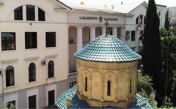 სინოდის სხდომა პატრიარქობის სამ კანდიდატს დღეს შეარჩევს