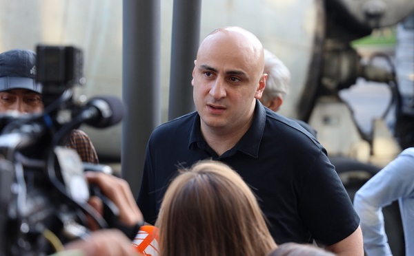 მესმის, ციხეში მძიმე პირობებია, ვიდრე სახლში ან პალატაში, მაგრამ ყველა ვუძლებთ, არავის მე, მე, მე, მე, მე არ გვესმის, მავანმაც უნდა გაუძლოს და ცილისწამების ალეგორიას არ უნდა დაემსგავსოს - ნიკა მელია