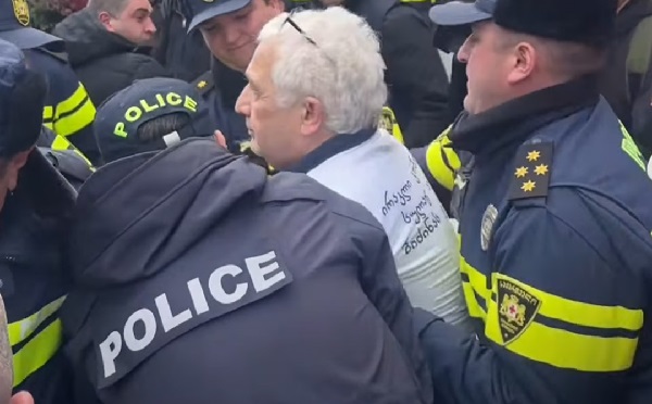 9 აპრილის მემორიალთან დაკავებულ კაცს სასამართლომ 10-დღიანი პატიმრობა შეუფარდა