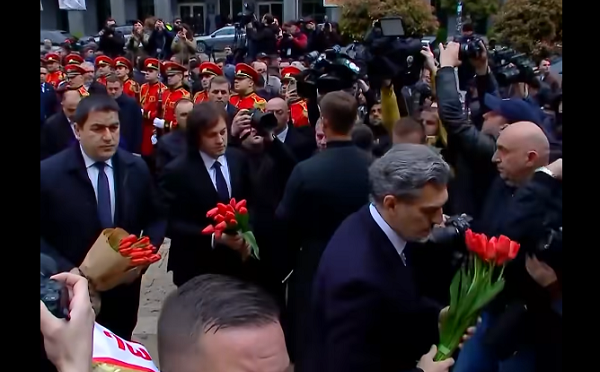 9 აპრილის მემორიალთან ირაკლი კობახიძე, შალვა პაპუაშვილი და მიხეილ ყაველაშვილი მივიდნენ - მათ შეძახილებით დახვდნენ